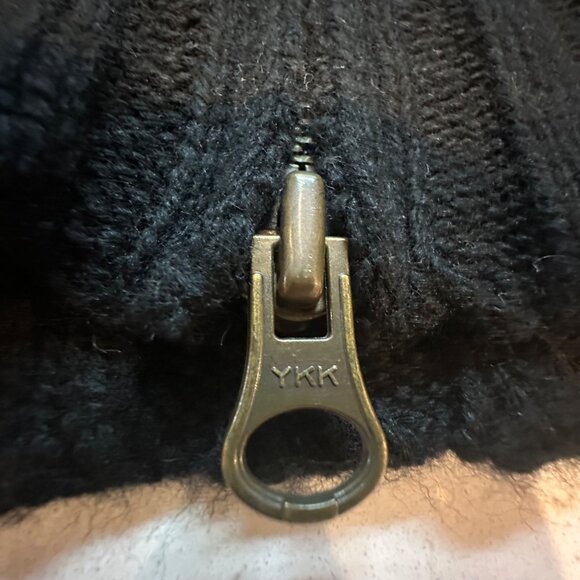 Ribbed Knit Off-Shoulder Sweater With Zippered Design - Picture 3 of 7